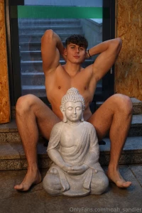 I could show you the world but i m more fun up close