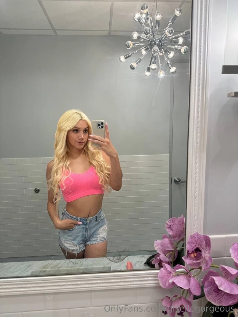 Feeling cuuuuute in my little denim shorts 