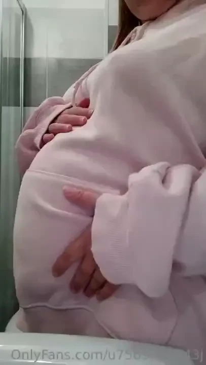 This sweatshirt makes me fatter 