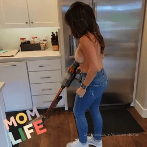 Do me over my kitchen counter then i ll go back to my mom tasks moms