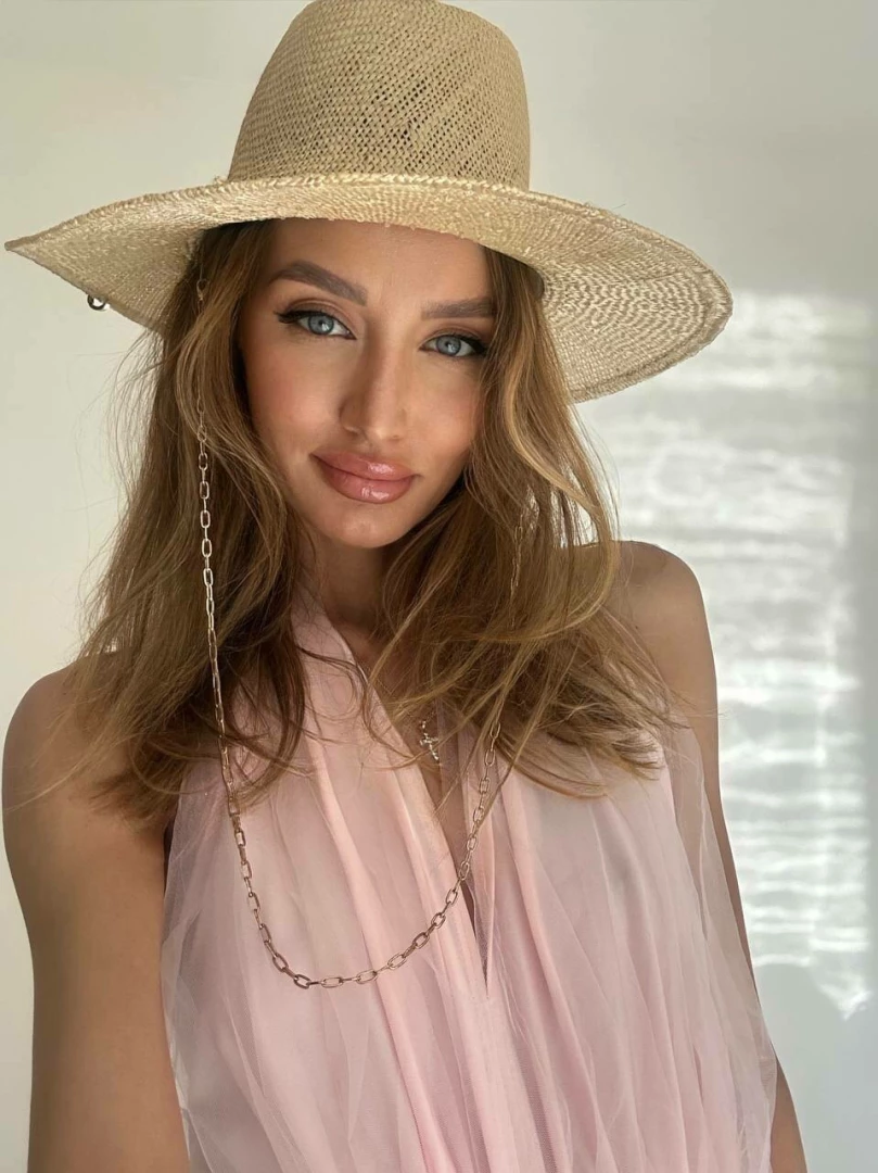 Honey do you like it when a girl wears hats 