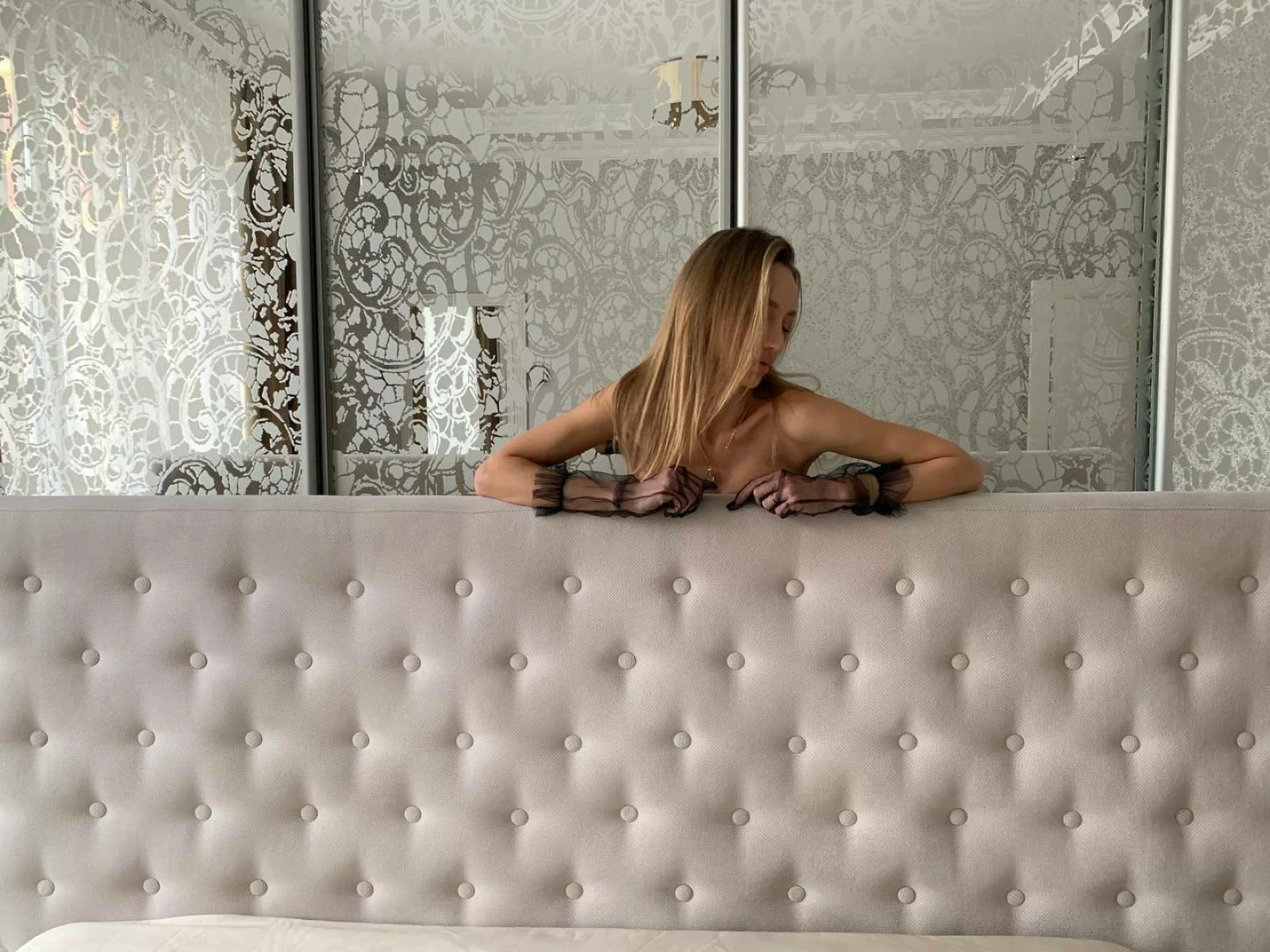 Baby do you like my gloves 