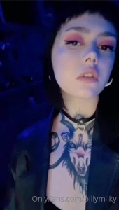 My pretty neck wait for your kisses