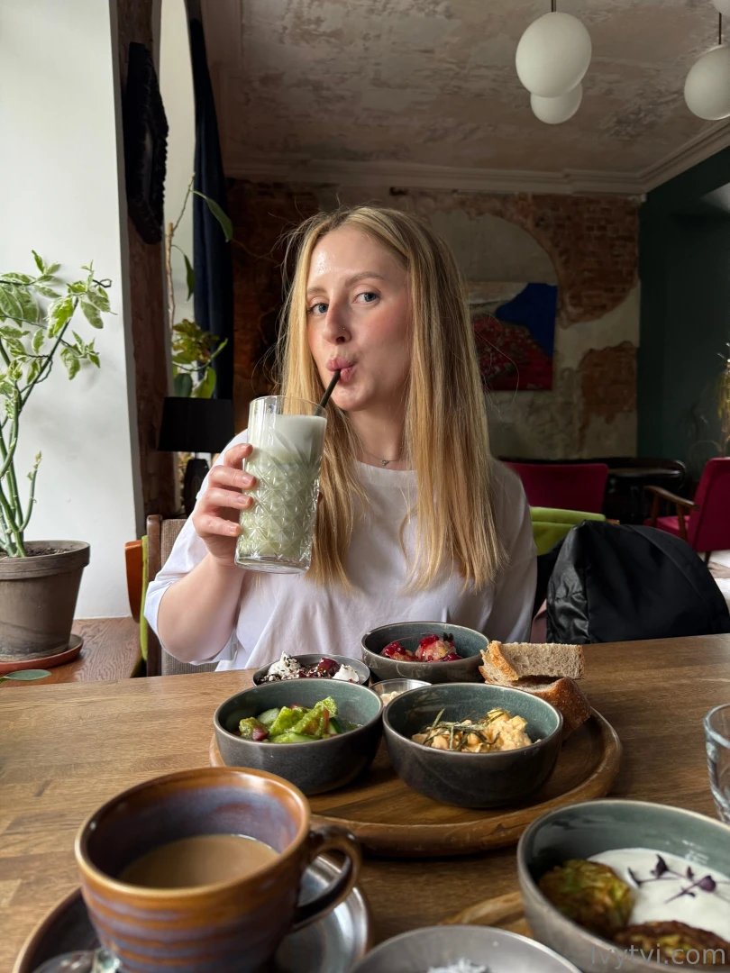 A walk with no phone just me and the city and it feels so good to 