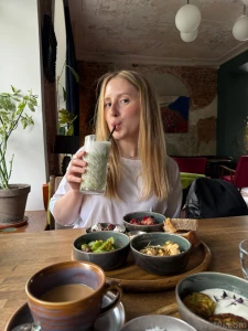 A walk with no phone just me and the city and it feels so good to