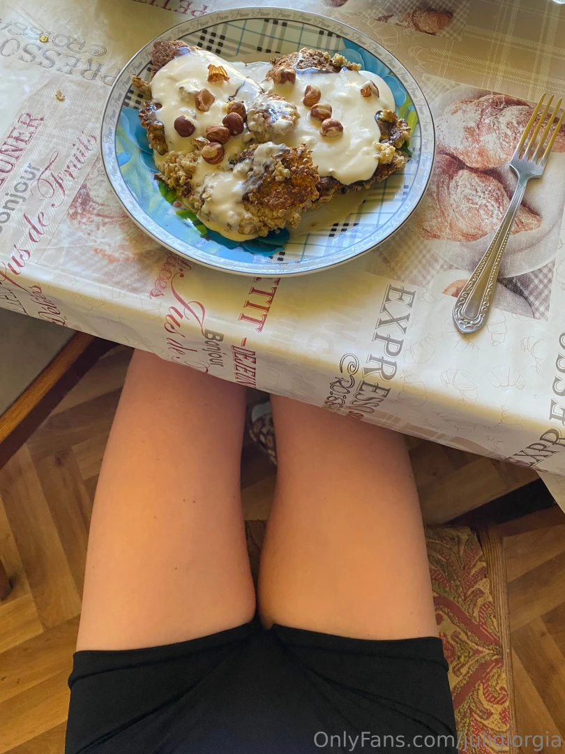 Good morning my top breakfast recipe mix 2 eggs with a cup of oatmeal 