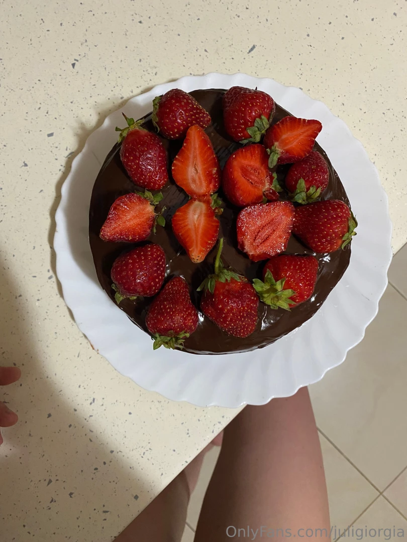 There is a continuation of this series of photos as i prepare the cake part 2 