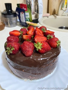 There is a continuation of this series of photos as i prepare the cake