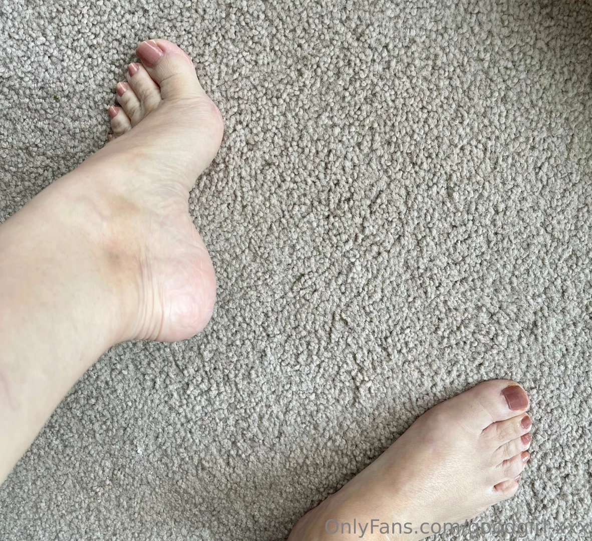 Do i have a foot fans pretty in pink polish dm me for more pics 