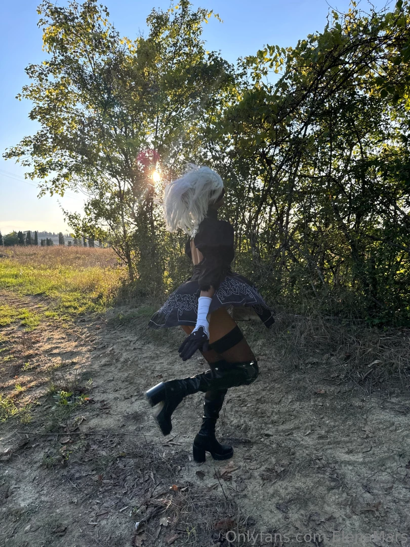 Lo so che stai zoomando per cercare di vedere sotto la gonna 