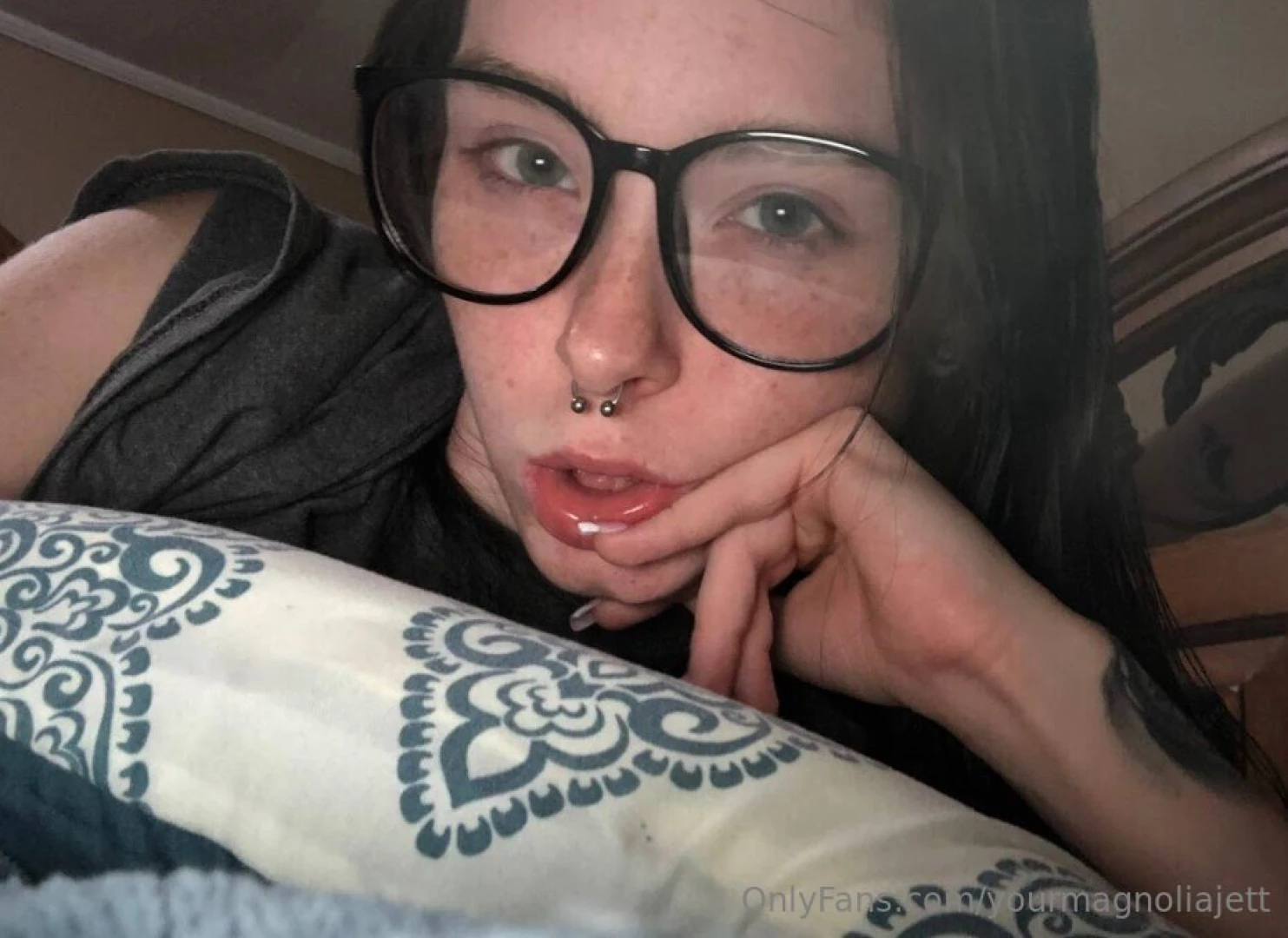 Friday nite chillin cum chat with me 