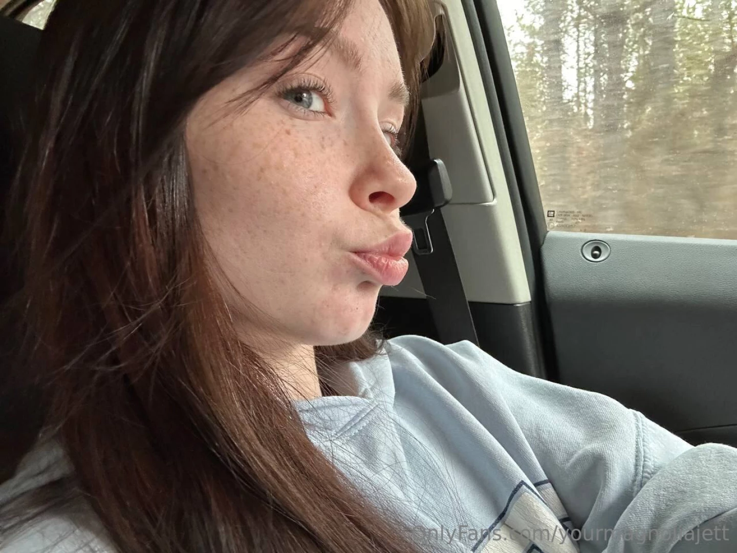 Freckles kissy lips winning cum chat w me im bored daddy 