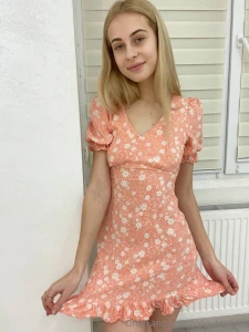 Heyyy i m lona i m a fun sweet and mischievous girl who can t sit