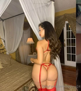 This ultimate baddie is sending nudes and sexting with fans all day part 6