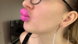 vivianrosefree - Watch my bimbo fuck pillows in pink lipstick get naughty for you lots 