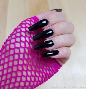 Last time i did my nails red but since many of you wanted black nails