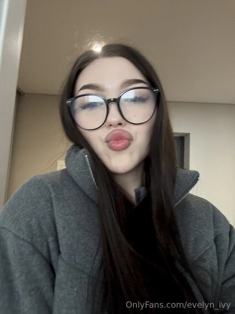 Hello i m vivian vivian_tul and i always try to stand tall and keep my part 28 