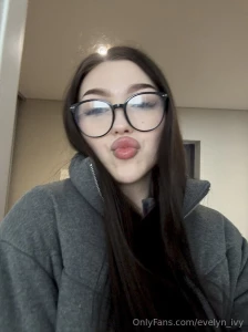 Hello i m vivian vivian_tul and i always try to stand tall and keep my part 28