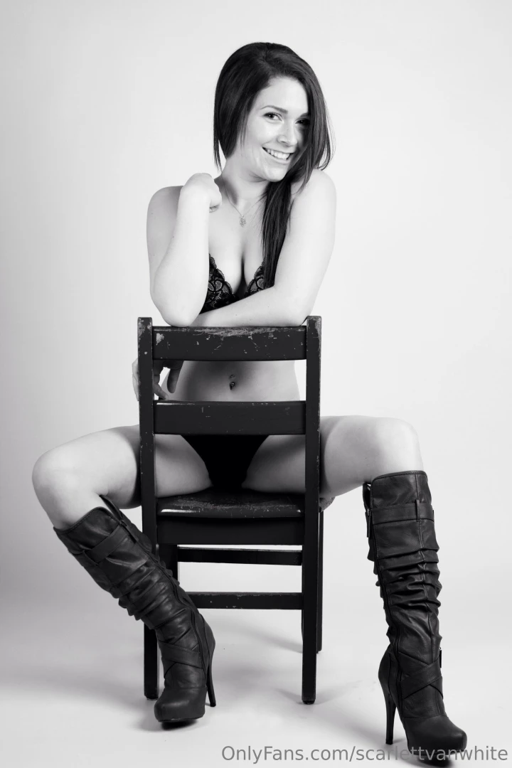 Here s a few pics from a boudoir photo shoot i did when i was 18 years part 1 