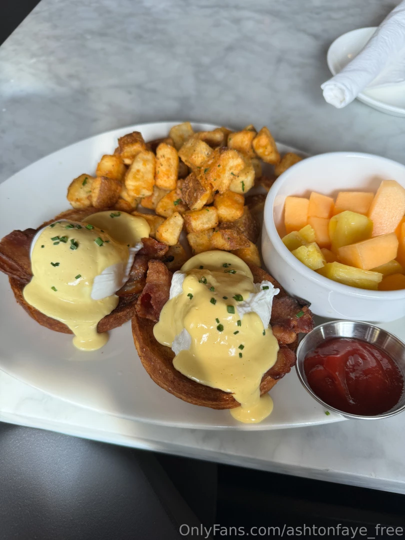 My life eating my cat and cute nails check out ashtonfaye for my spicy part 2 