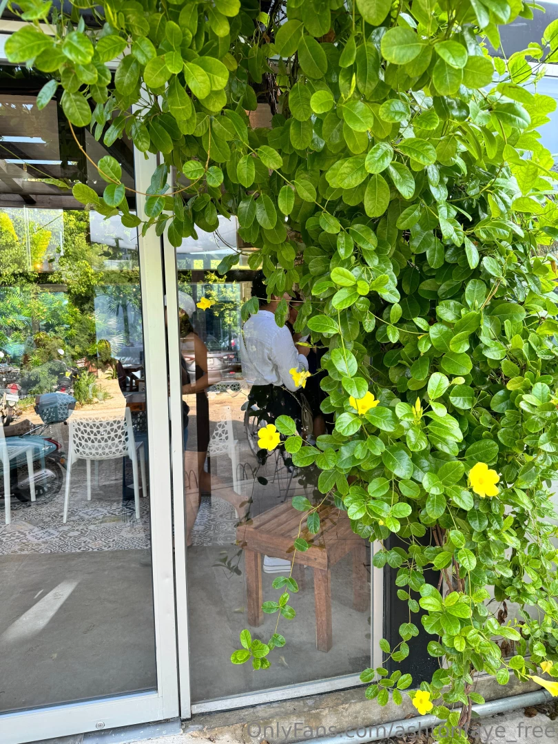 My life eating my cat and cute nails check out ashtonfaye for my spicy part 1 