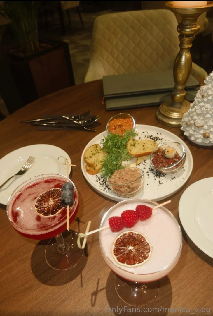 An evening at a restaurant i immerse myself in the cozy atmosphere 