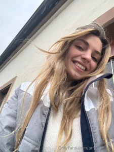 I feel so happy when it snows outside write in the comments if it