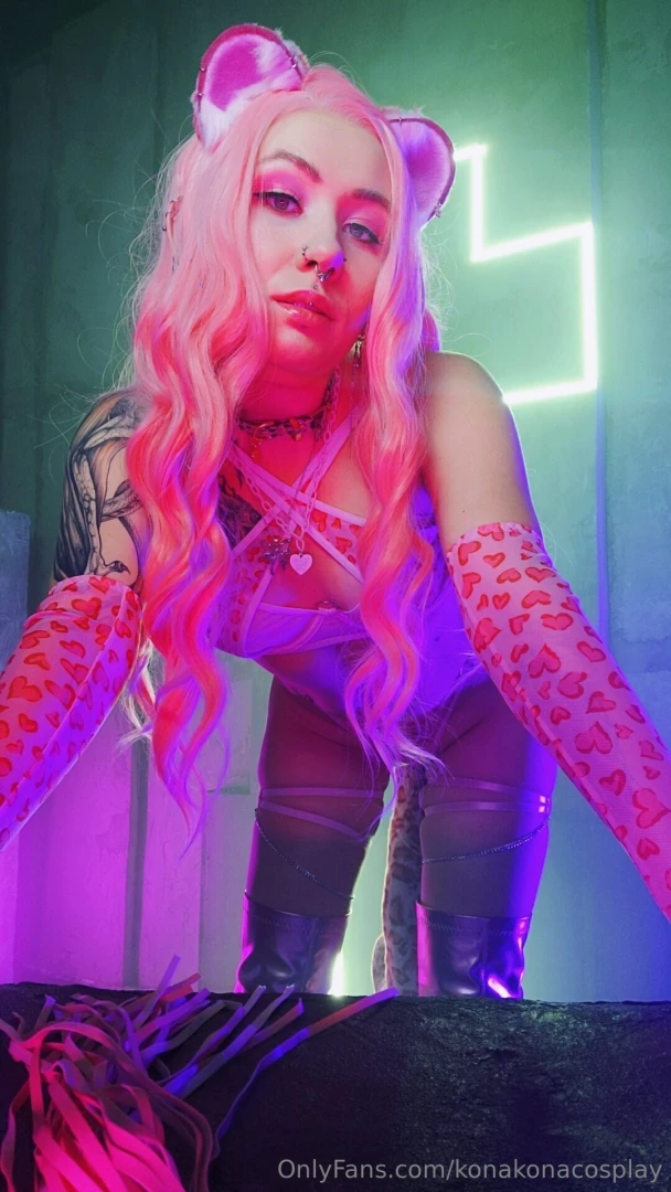 Big backstage post such a cyberpunk vibes with hottest leo-girl some 