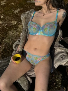 Live tomorrow 5pm est i m thinking about making thursday at 5pm a