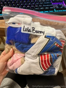 I just got a lola bunny custom request in my dms if anyone else has