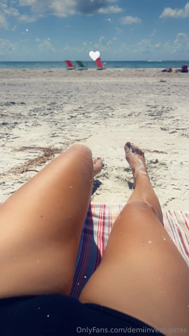 I m on vacation keep me company and message me 