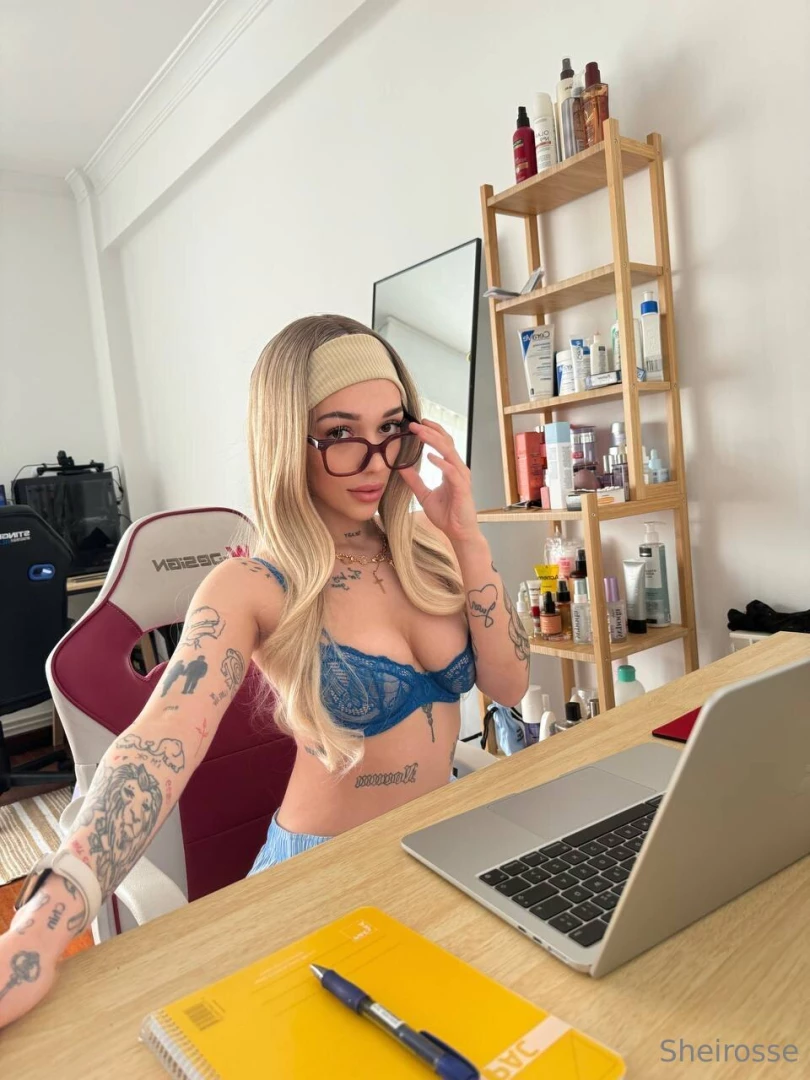 Nuevo video esta chica rubia esta trabajando y decide pasar un buen 