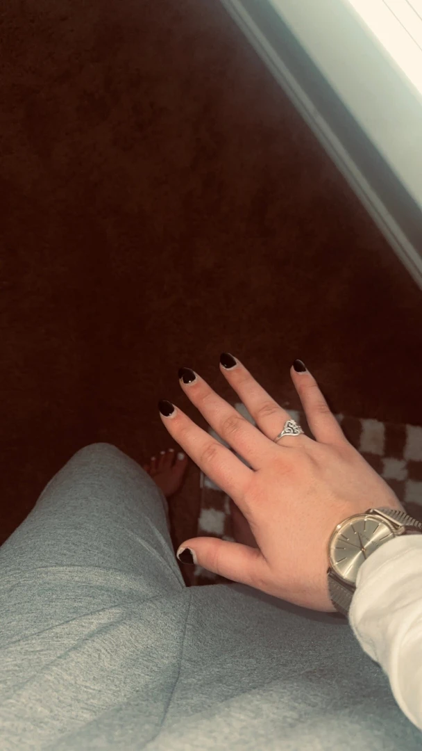 White toes and gold jewelry always compliments the body well 
