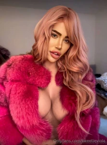 Oooh so sexy missxxchloe has something really wet and deep enjoy her part 375