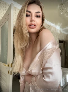 Lianainsight now wet she loves having her juicy ass squeezed this part 300