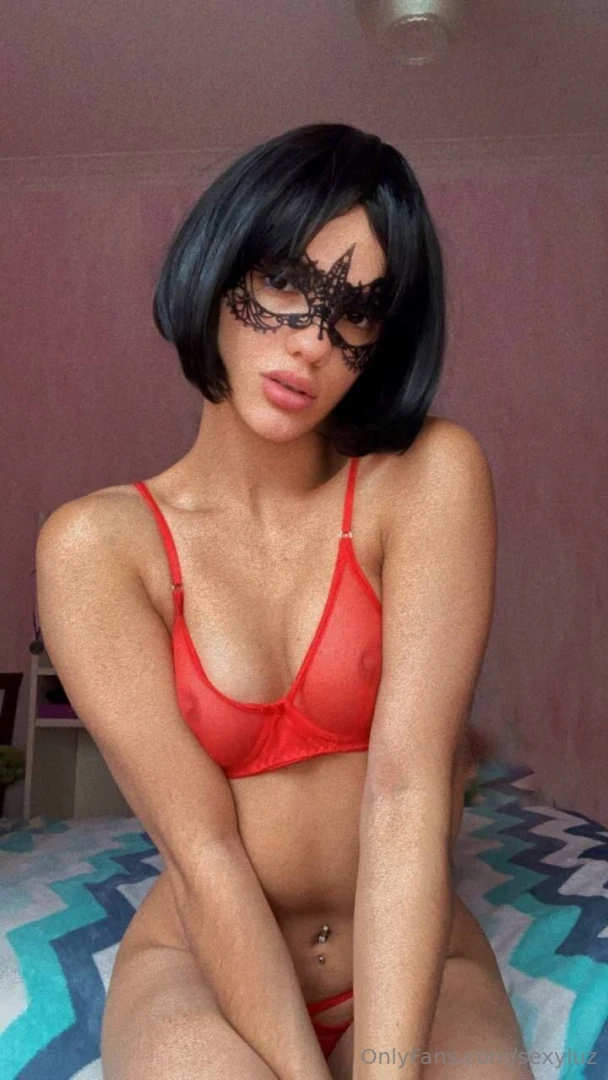 This babe chloebbxx has never had a boyfriend and she wants to try a 