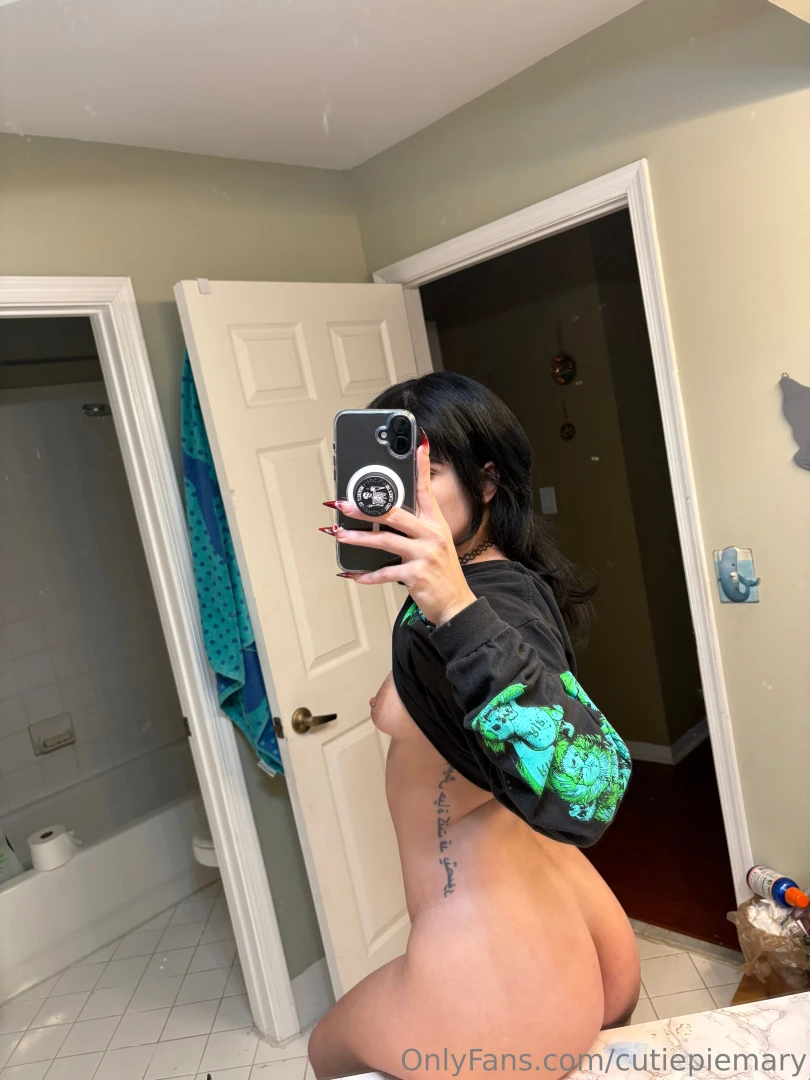 Goth girl takes dirty bathroom mirror nudes o x3 