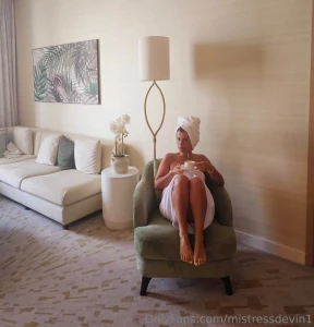 Ben be ay m i erken sen ayaklar ma masaj yapacaks n