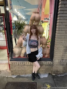 Ass ass everywhere and not a bite to eat dm me