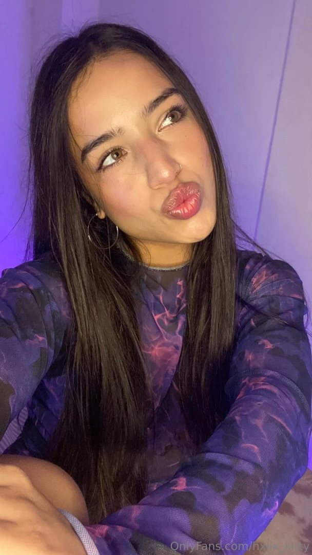 This cute face wanna suck your dick daddy 