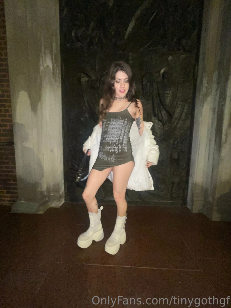 Love how short and tight this dress is 
