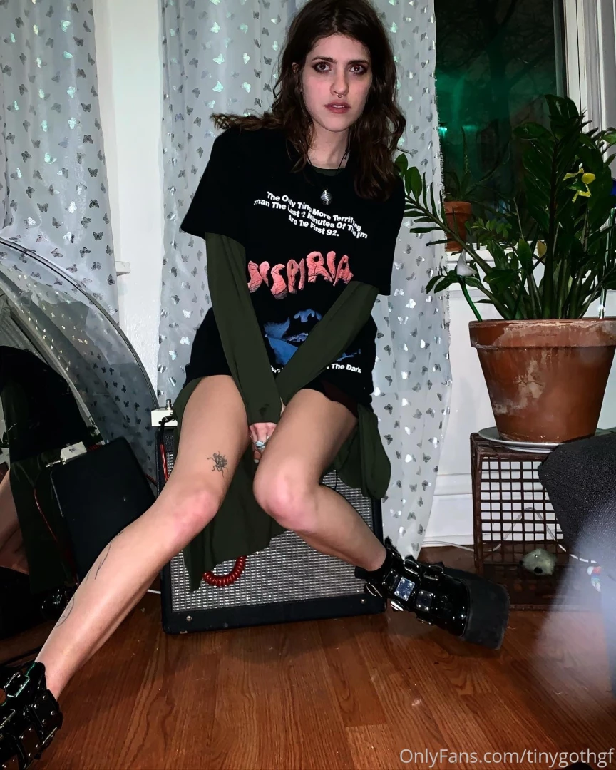 Italian girl who loves italian horror movies sitting on my vintage part 1 