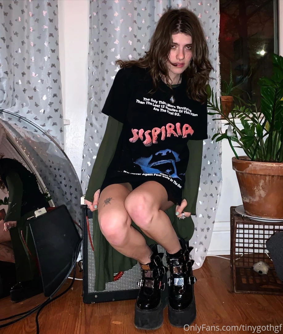 Italian girl who loves italian horror movies sitting on my vintage 