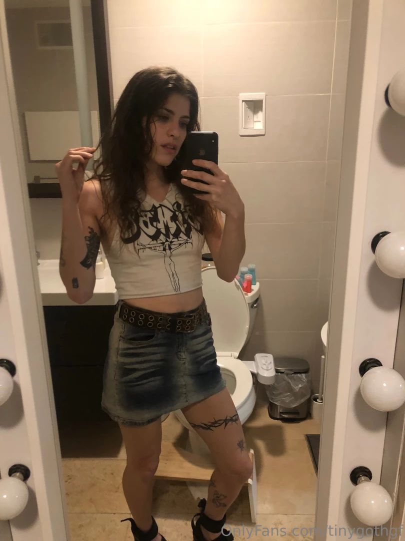 Your fav bimbo sending a really hot video to your inbox right now 