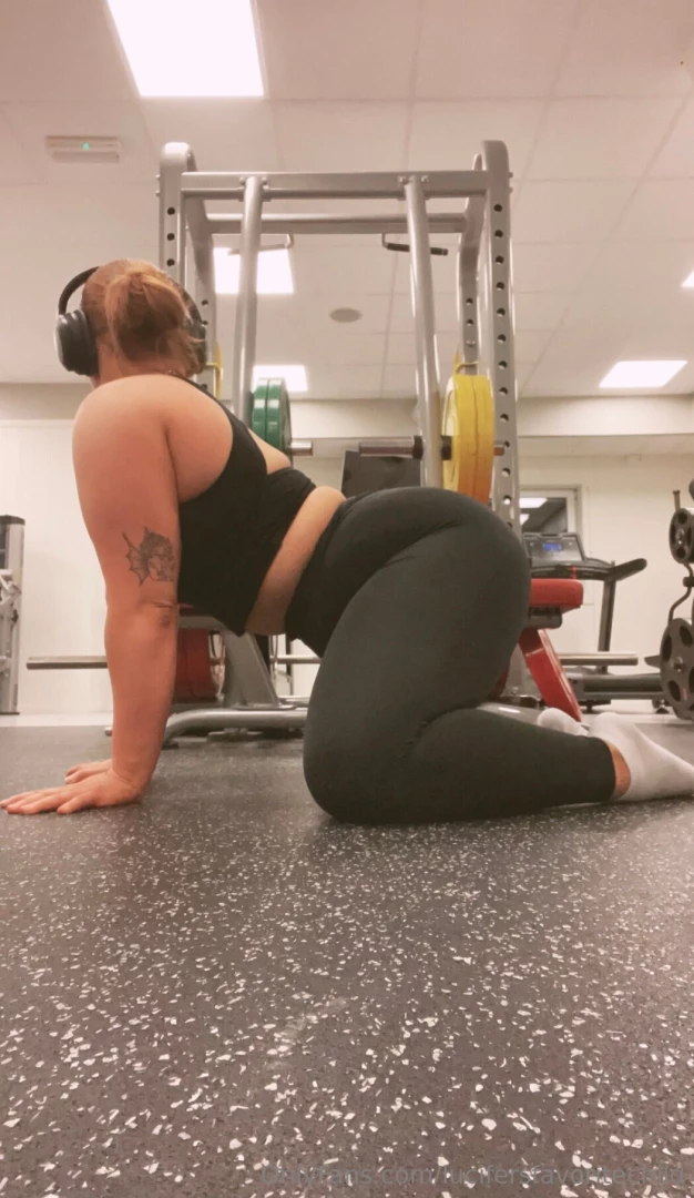 Pov you see me doing my stretches at the gym what do you do 