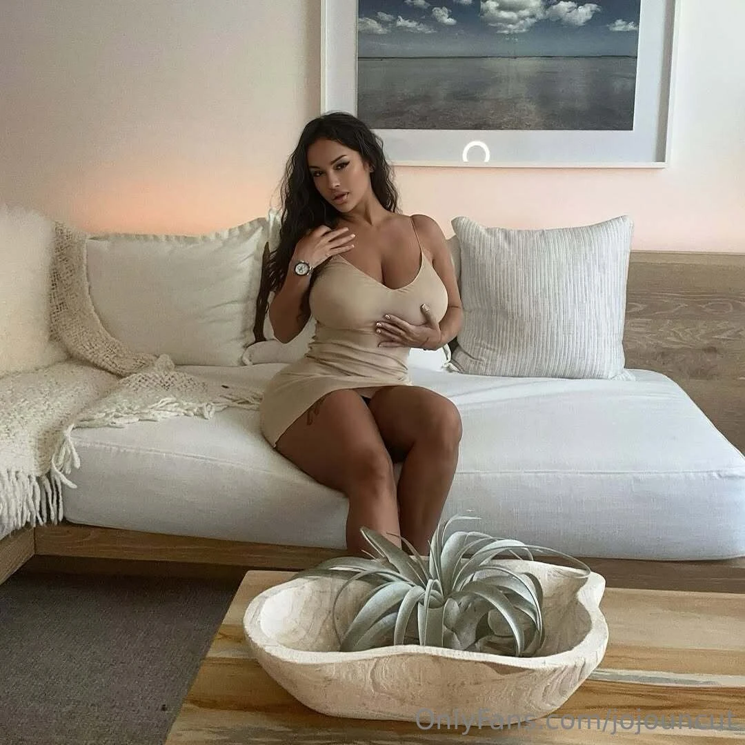 Let me be your comfort girl tonight 