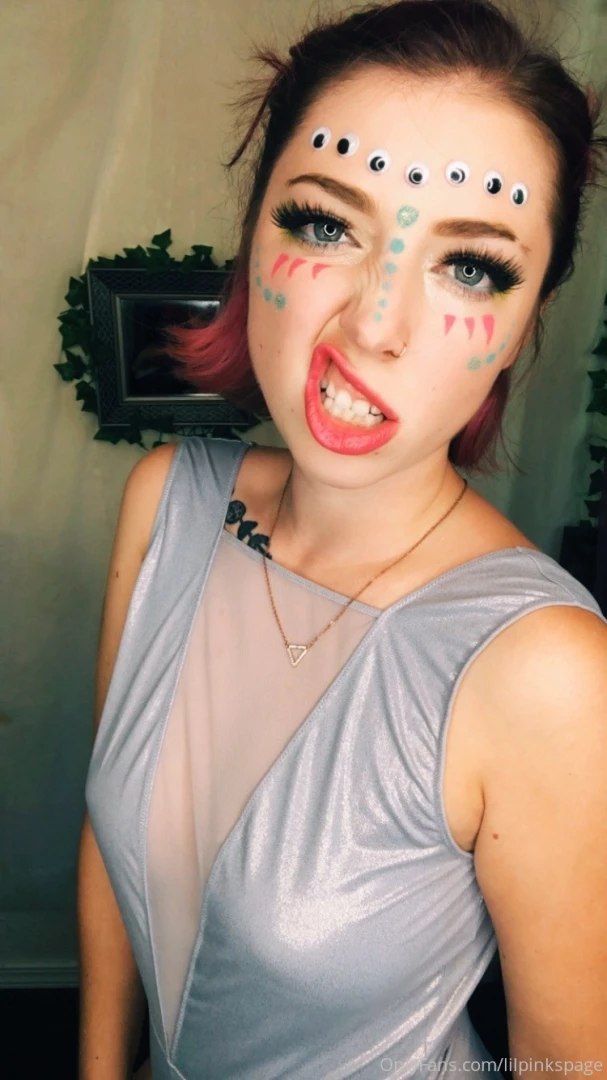 Grrr i m a scary alien girl 