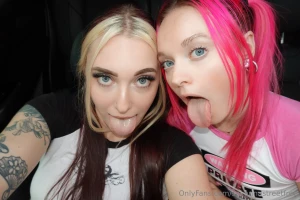 Me and laurelhoneyyy are going live on our vip pages savannastreet