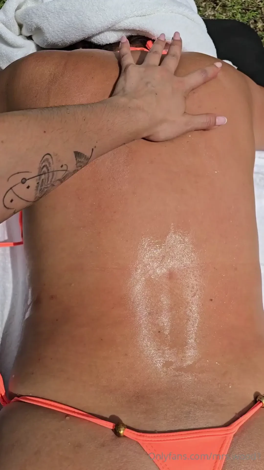 Aceite en el cuerpito gracias a melwood para quedar bronceada y linda 