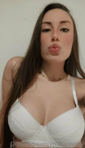 Hiii i m bored write to me